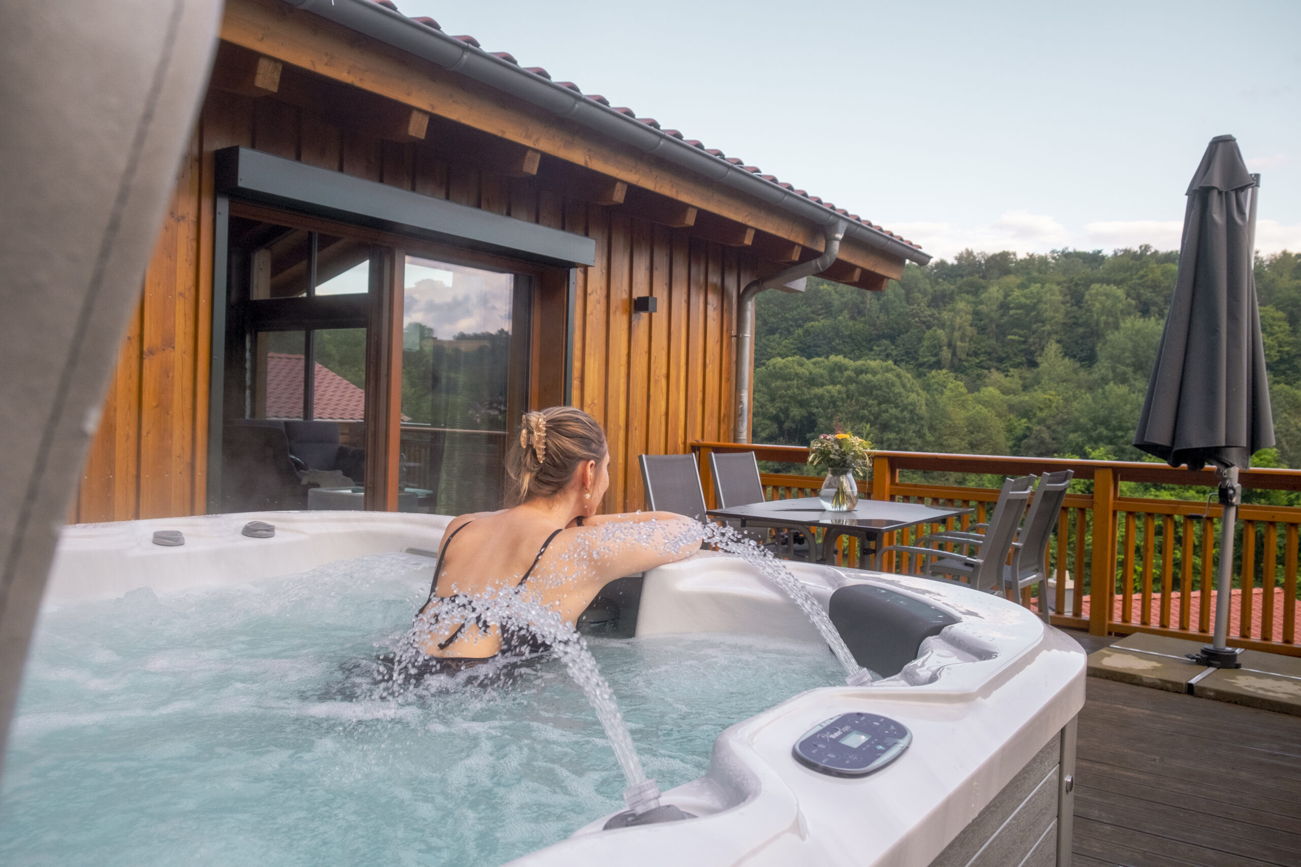 Whirlpool auf der Terrasse mit Blick ins Grüne